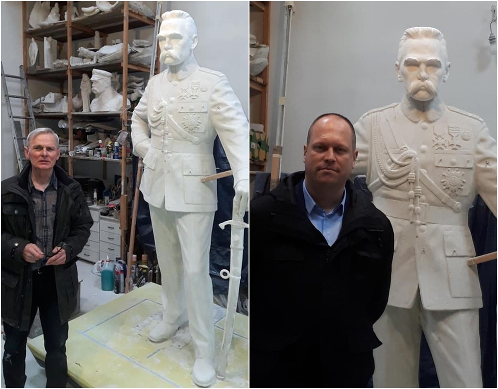 Model gipsowy statuty. Z lewej autor pomnika - gdański artysta Stanisław Szwechowicz. fot. Facebook/Związek Piłsudczyków RP